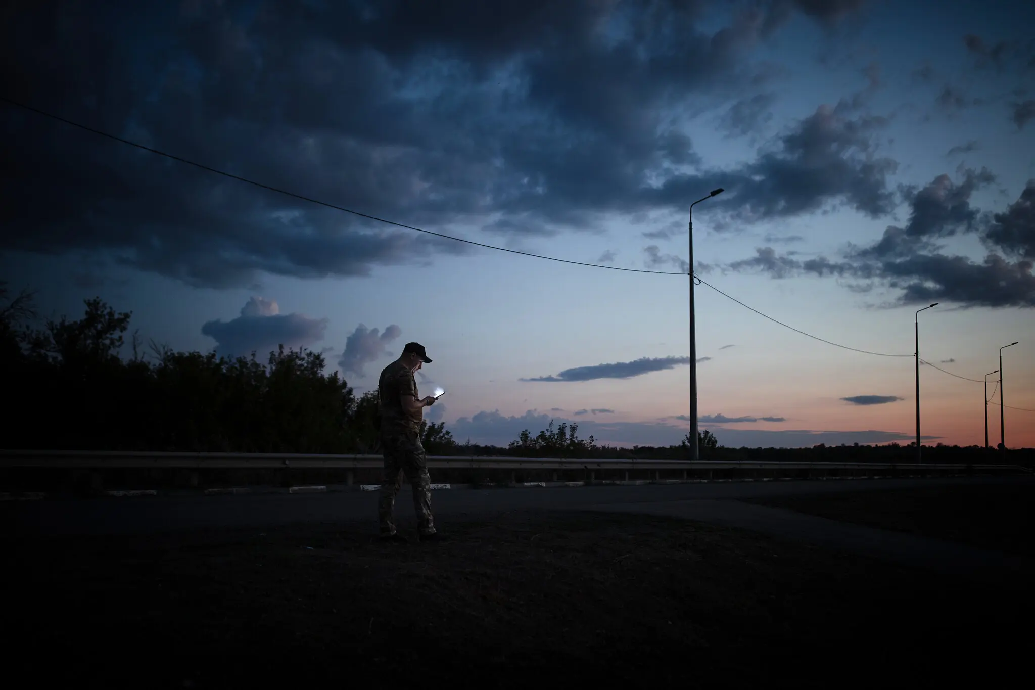 Санітари 110-ї окремої механізованої бригади очікують вивезення поранених бійців з пункту тимчасового базування в Покровському районі.